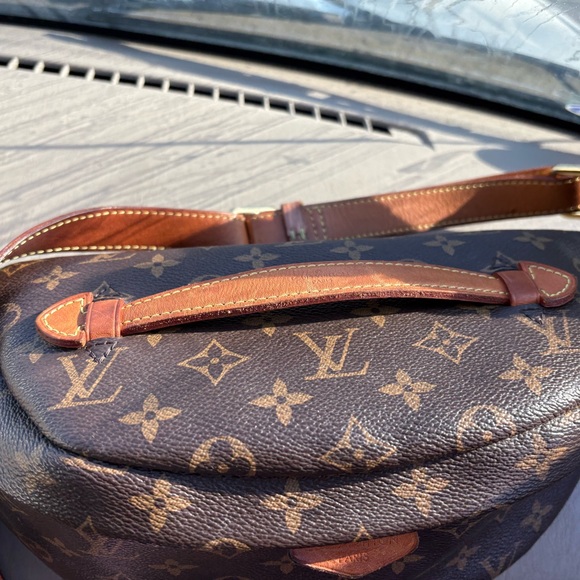 Louis Vuitton Bum Bag GUC authentic w/date code cross body woman’s purse - Picture 2 of 4